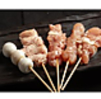 香ばしい香りが食欲をそそる串焼き盛り合わせ5本