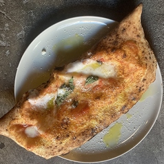 カルツォーネ［包み焼き］(トマトソース・モッツァレラ・リコッタ・サラミ)