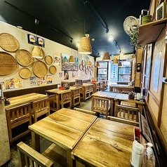 店内には、カップルやご友人との語らいにぴったりの2名様用テーブル席をご用意しております◎温かみのある照明の下で、美味しい料理とお酒を囲みながら、ゆったりとした時間をお過ごしいただけます。隣席との間隔も程よく確保されており、プライベート感を保ちつつお食事が可能です。気軽なランチにも最適ですよ♪