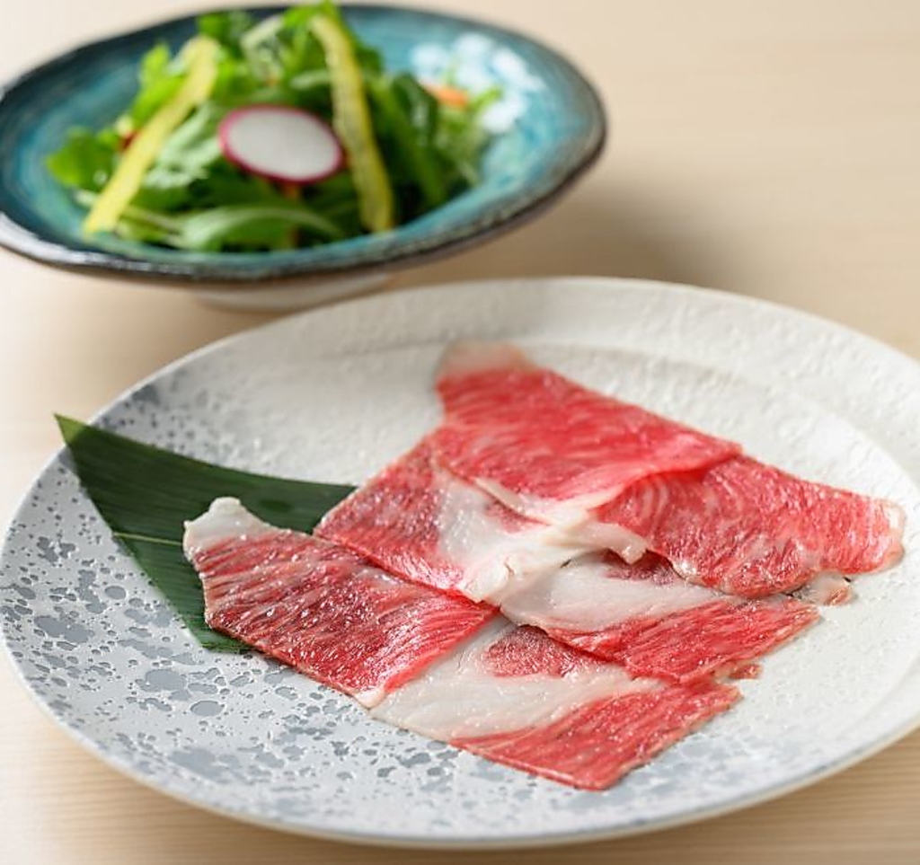 広島で大人気のコウネを、香味野菜サラダと共に。　コウネの味の違いにまず、皆様驚かれます。