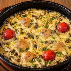 鶏肉とキノコのチーズアヒージョ
