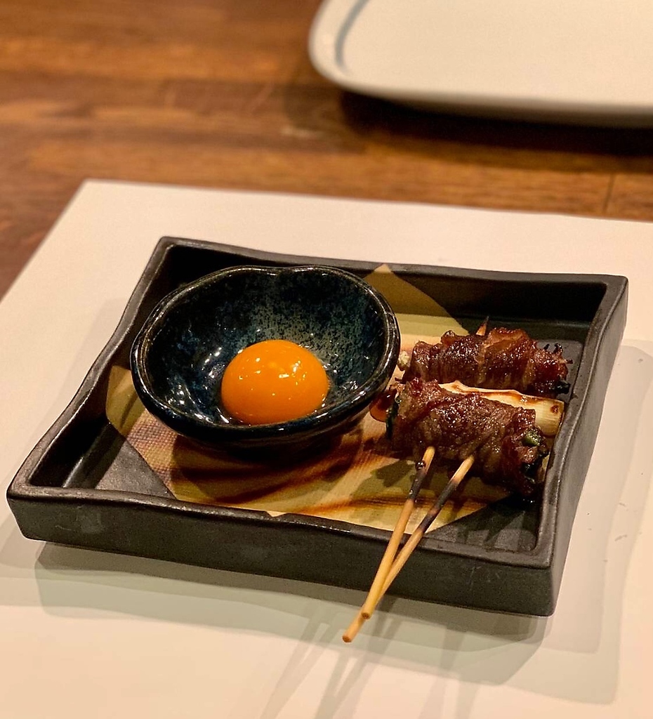 数量限定の『和牛すき串』玉子の黄身をからめてお召し上がりください。
