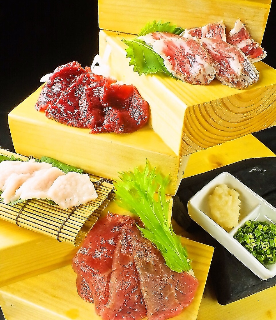 大迫力の馬刺階段盛り！希少部位も入った馬刺しの階段盛りです！！クーポン利用でお得になります！！