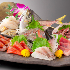 鮮度際立つ旬の魚介を彩り豊かに盛り合わせた逸品