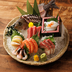 毎朝仕入れる鮮魚を職人が丁寧に仕立て、旨味と食感を引き出す一皿に。海鮮ならではの満足感です。