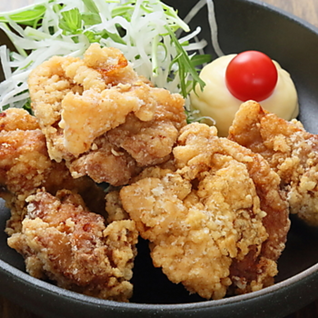 旨味たっぷり、ジューシーな『鳥の唐揚げ』。おかわりをする人も多い人気メニューです！