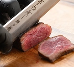 塊焼きは、目の前でお切りします。