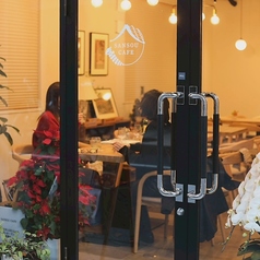 使用している椅子にもこだわりがあり、木の温かみ、高さ、座面の広さ、座ったときのからだへのやさしさ...ぜひ、ごはんと共にやすらぎのひとときをお楽しみくださいませ。