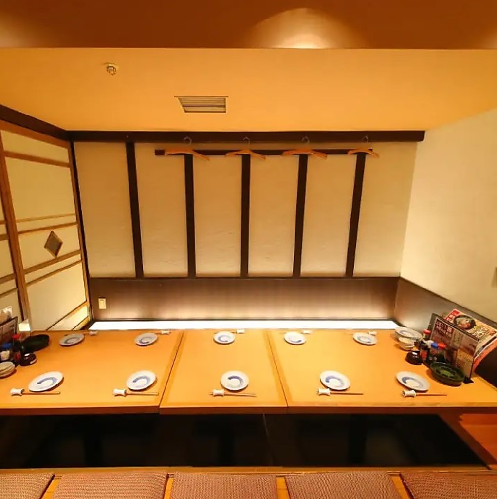 当店は、掘りごたつ席もございます。足を伸ばしてゆったりと、お食事やドリンクをお楽しみください！