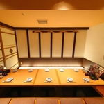 当店は、掘りごたつ席もございます。足を伸ばしてゆったりと、お食事やドリンクをお楽しみください！