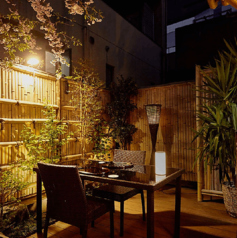 桜の木があるテラス席。3月下旬～4月中旬はお花見をお愉しみいただけます。