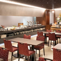 モダンな空間で味わう多彩な料理