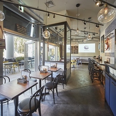 昼は自然光が差し込み明るい雰囲気に。大手町でおしゃれにランチタイムを過ごすならカラオラ テラス・スペイン料理・大手町へお任せください！