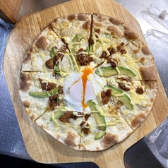 アボカドと照り焼きチキン、卵のピッツァ 