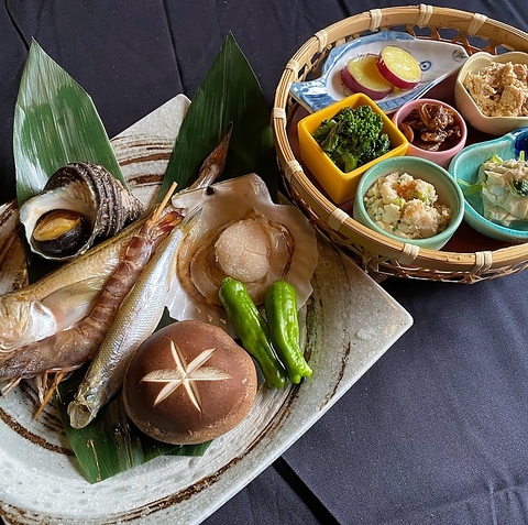 丹後、舞鶴から仕入れたものや自家製の干物魚を炭火七輪で焼く体験。