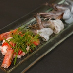 名物！海老の彩カルパッチョ　　時期ごとに美味しい海老をカルパッチョにします