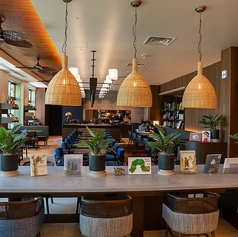 【テーブル席　10名様掛け×1席】こちらは大きなテーブルを備えたお席となっております。ご来店の人数に合わせて最適なお席をご案内いたしますので、お気軽に足をお運びください！