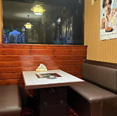 プライベート感のあるテーブル席もございます◎