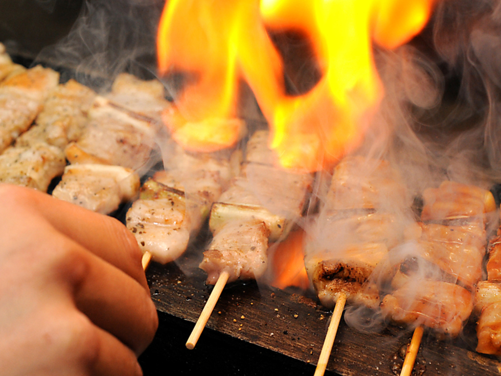炭火で豪快に焼き上げるはち丸の串は必食。まずはご賞味下さい。