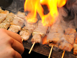 炭火で豪快に焼き上げるはち丸の串は必食。まずはご賞味下さい。