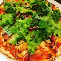 料理メニュー写真 ベーコンと季節の野菜のピザ