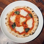 自慢の石窯焼きピッツァマルゲリータ！カリッともちもちでモッツァレラとバジルの香りが最高♪1080円