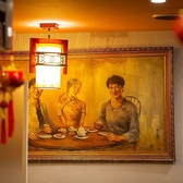 香港直輸入のアンティーク家具が彩るモダンな店内には、微笑むジャッキー・チェンの絵画が飾られています。本場の雰囲気に包まれながら、本格広東料理を堪能。まるで映画のワンシーンのような空間をお楽しみください。
