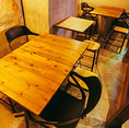 店内奥にあるテーブル席は半個室感ある雰囲気となっております。会社帰りの宴会やご友人同士の飲み会、女子会など様々なシーンでご利用いただける空間となっております。
