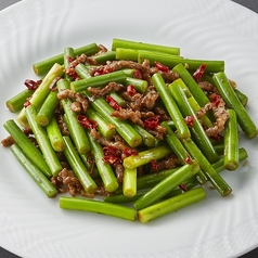 牛肉とニンニク茎炒め