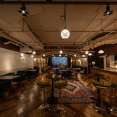 ハイテーブル席です。 2名卓×6のご用意がございます。