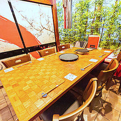 【6名個室×2室】壁と扉で仕切られた個室は、最大6名様までご利用可能です。ゆったりとした座席配置で、プライベート感を保ちながら賑やかな時間をお過ごしいただけます。