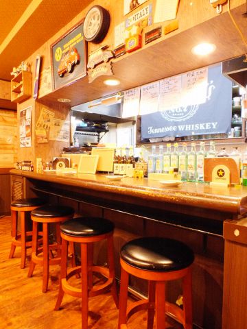 たくさんのレトロなアメリカン雑貨が店内の優しい雰囲気を作りあげてくれています♪カウンター席では、初めてお越しになるお客様でも気兼ねなく楽しめるような雰囲気