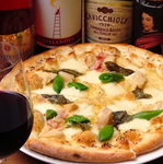 石窯で焼くお店自慢の本格イタリアンピザ！期間限定のピザやイカスミを使ったちょっと珍しいピザも。