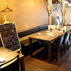 6名様がけテーブル席は会社の同僚との飲み会や小宴会などにご活用ください。飲み放題付きのご宴会コースもご用意しております♪