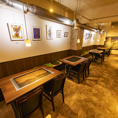 ご家族やご友人とのお食事に便利なテーブル席は汎用性が高く、さまざまなシーンでご利用いただけます。温かみを感じる落ち着いた空間の中、ゆったり流れるひとときをお過ごしください。