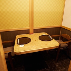 お二人の大切な時間にふさわしいプライベート空間だから、人目を気にせずにお過ごしいただけます。結婚記念日や銀婚式・金婚式・還暦祝いなどのご家族のお祝いや、大切な取引先とのご接待やご会食といったビジネスシーンにもおすすめです。