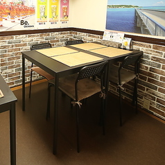 4名様までご利用いただけるテーブル席がございます。家族連れでのお食事などに最適です。ワイワイした雰囲気で思い出づくりに◎