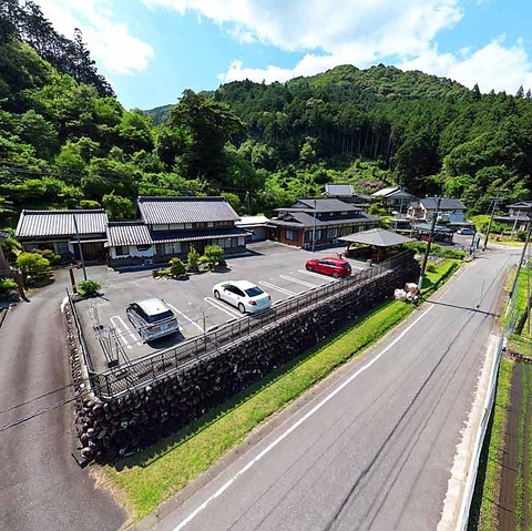民宿・旅館　川合：県道からのアクセス・店舗全景・駐車場・待ち合い あずま屋