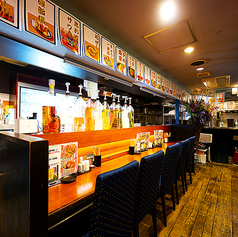 清潔感のある木のカウンターに、整然と並んだメニューや調味料。明るく、落ち着いた雰囲気の中で自分のペースでお酒を楽しめるカウンター席は、仕事帰りの一杯にも最適。席間も広めで、ゆったり過ごせます。