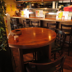 お店の中央に位置する丸テーブルのお席は3名様までご利用頂けます！女子会やご友人同士でのパーティーシーンに最適◎広々としたスペースでゆっくりとお食事や会話をお楽しみ頂けます♪