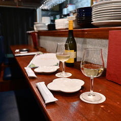 お一人でも気軽にお楽しみいただけるような空間をご用意しました。店長との会話も楽しめる席になっております