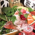 当店のお造りは召し上がって頂きたい逸品！直送される朝〆の鮮魚を姿造りでご提供いたします。仕入れ状況により内容が変わりますので、スタッフまでお気軽にお聞き下さいませ。
