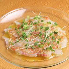 自家製のオリジナルソースで頂く鮮魚の『カルパッチョ』の写真