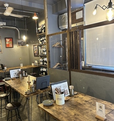 バールならではの、賑わいが楽しいテーブル席