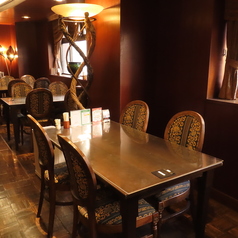 4名様用テーブル席を9卓ご用意しており、広々とした空間で快適にお過ごしいただけます。デートや友人との気軽な集まり、少人数での会食はもちろん、カジュアルな接待まで幅広いシーンでご利用が可能です◎本格的な中華料理を囲んで、大切な方々と楽しいひとときをお過ごしください。