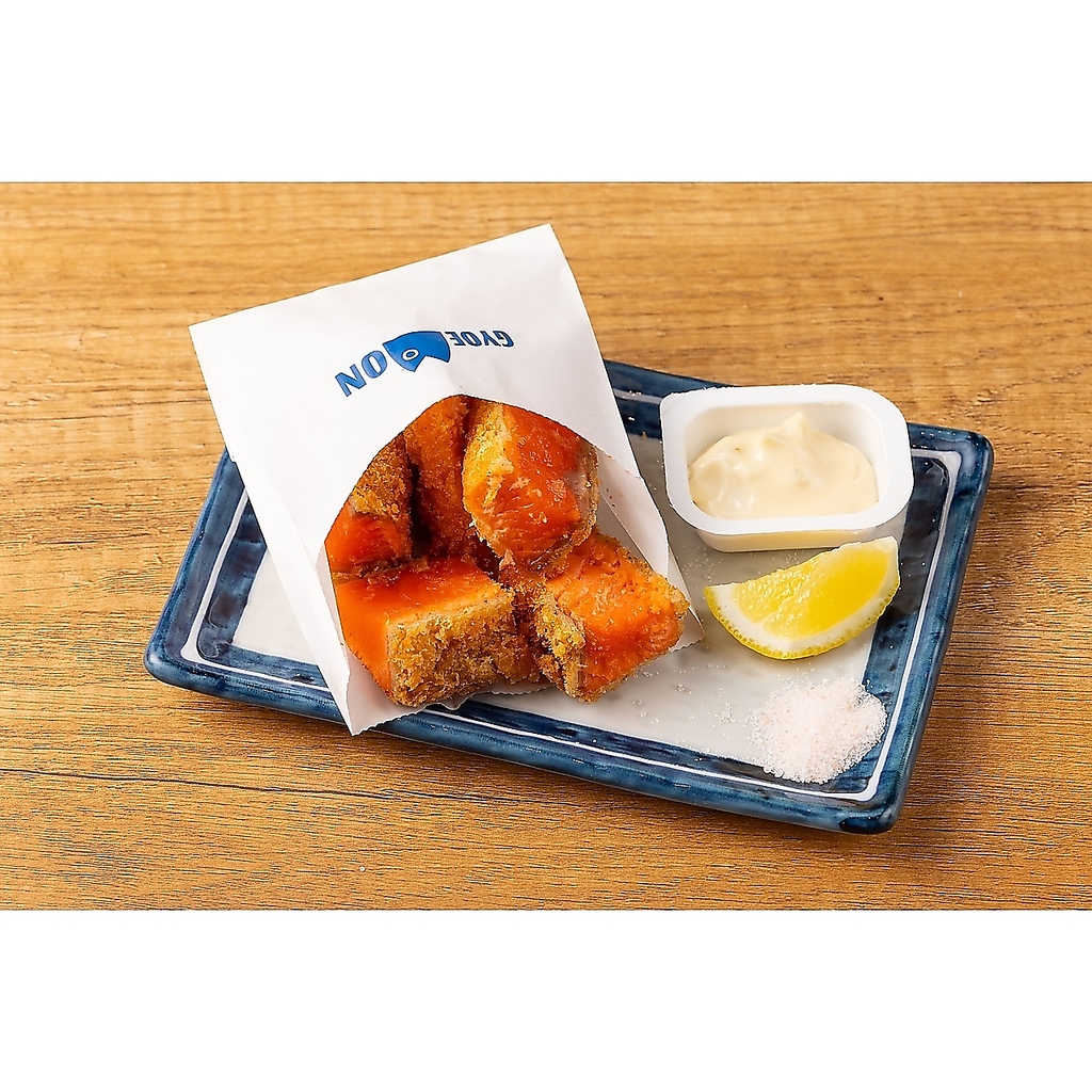 揚げたての食感がたまらない逸品！サーモントロ角フライ☆タルタルソースをたっぷり絡めて召し上がれ