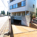 専用駐車場を完備！お車でのご来店も大歓迎です！遠方からのお客様はもちろん、「今日はハンドルキーパーだから車で行くね！」というグループ利用にも大変便利です◎天候が悪い日でも、車を停めてすぐにお店に入れるので快適にお過ごしいただけます★お仕事帰りにもぜひお車でお気軽にお立ち寄りください！