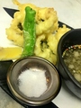 料理メニュー写真 【旬魚】ハモの天ぷら　梅肉で