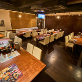 【ソファー席で寛ぎながら料理とお酒を楽しめます】椅子席よりも広めに座ることができ、ゆったりとした時間を過ごせることでしょう。大切な人との記念日などにも是非どうぞ！