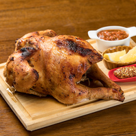 じっくり丁寧に焼き上げる！名物ロティサリーチキン♪